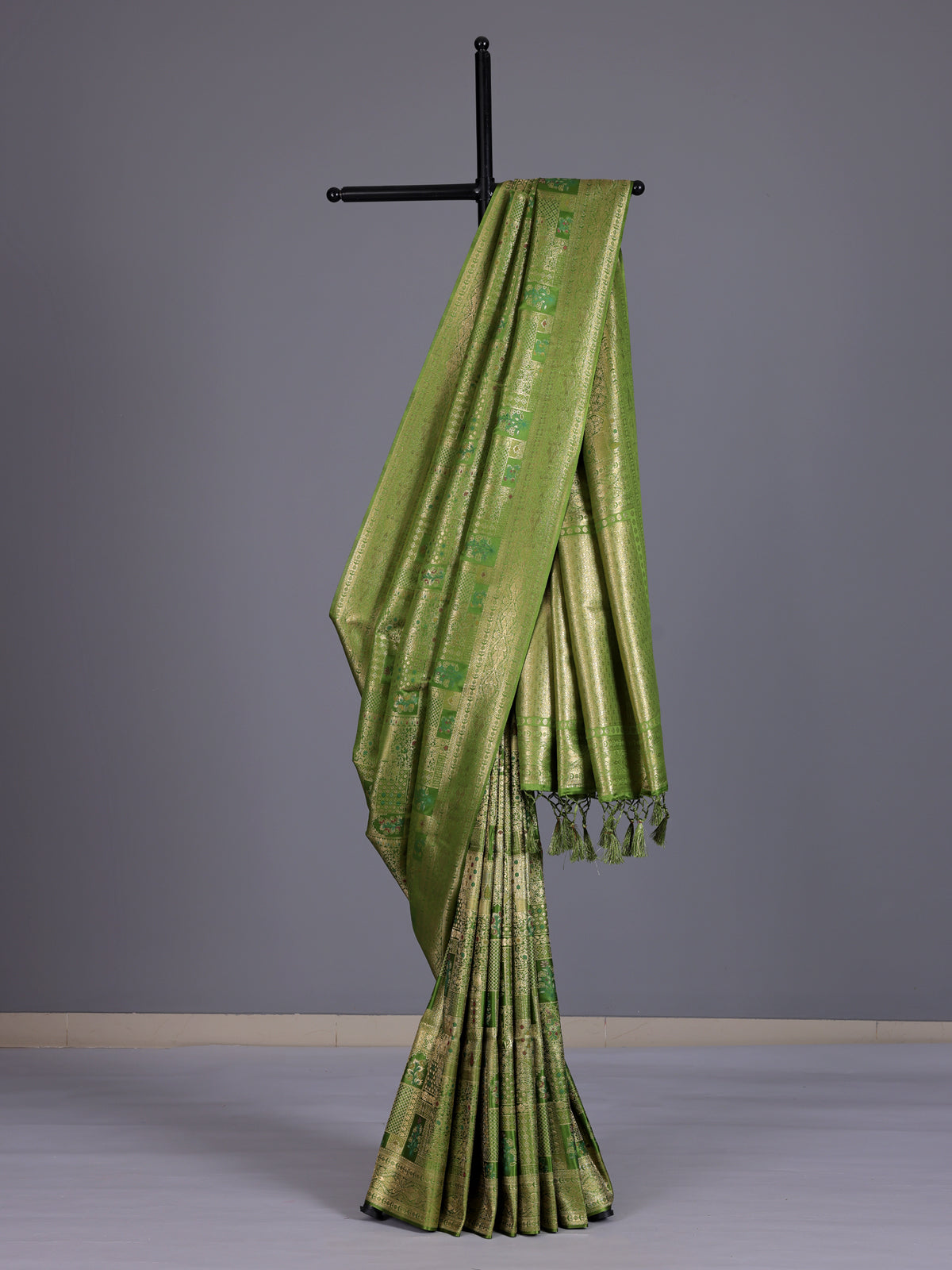 Mehendi women paisley zari saree