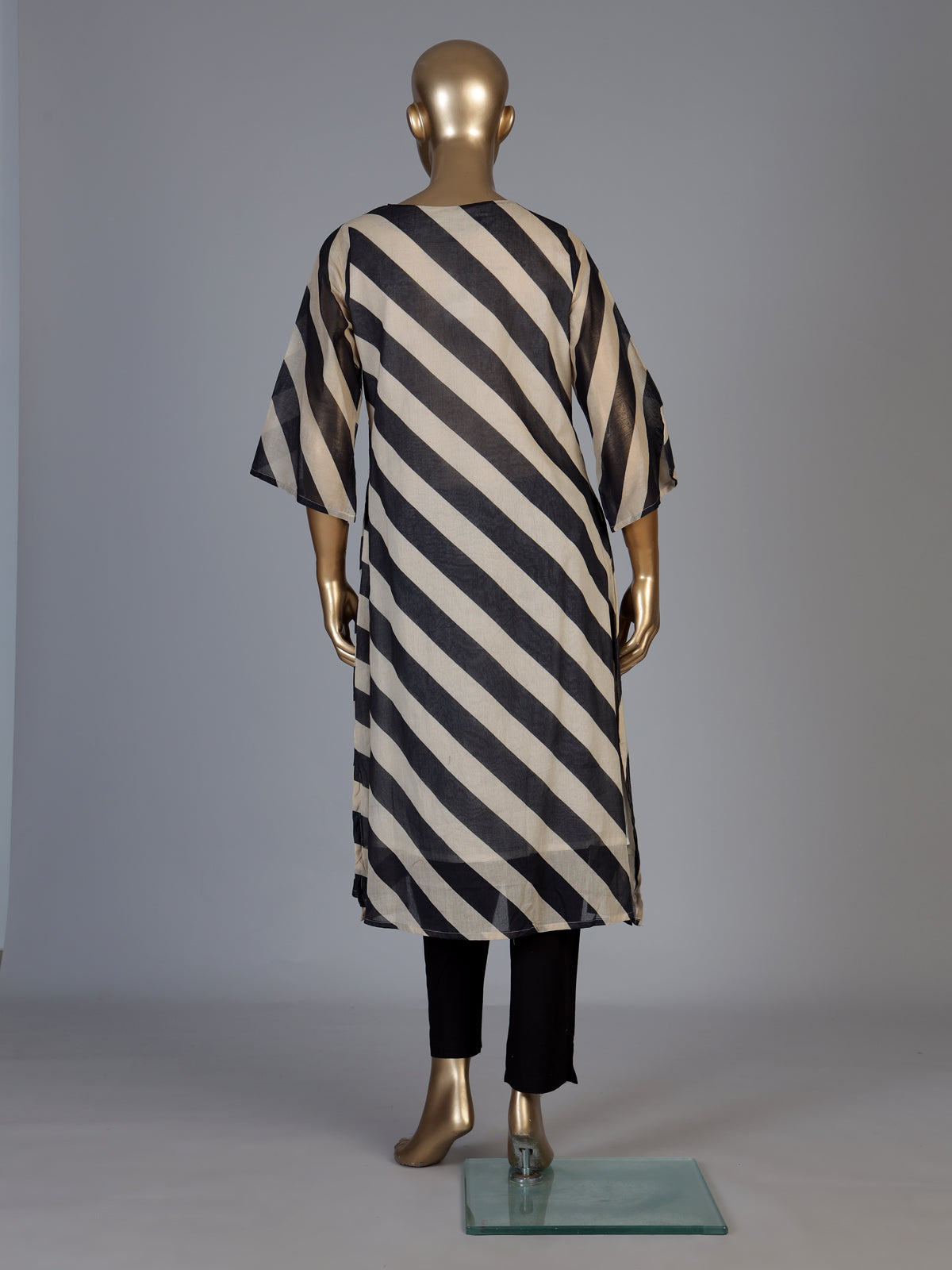 Black silk blend kurti set with printed sweetheart neckline