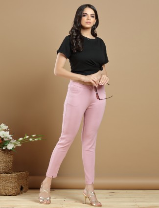 Baby pink plain lycra casual jeggings for women