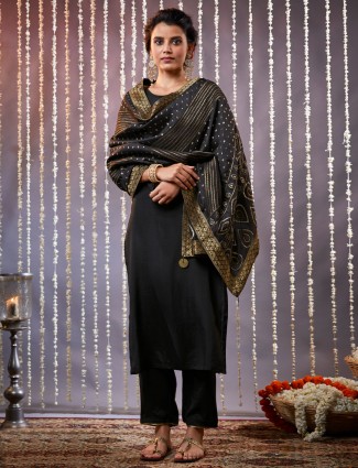 Black kurta with matching pants in cotton