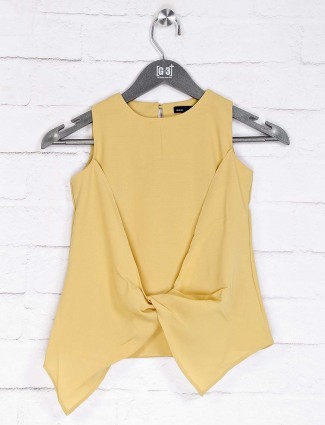 Deal presented solid mustard yellow top