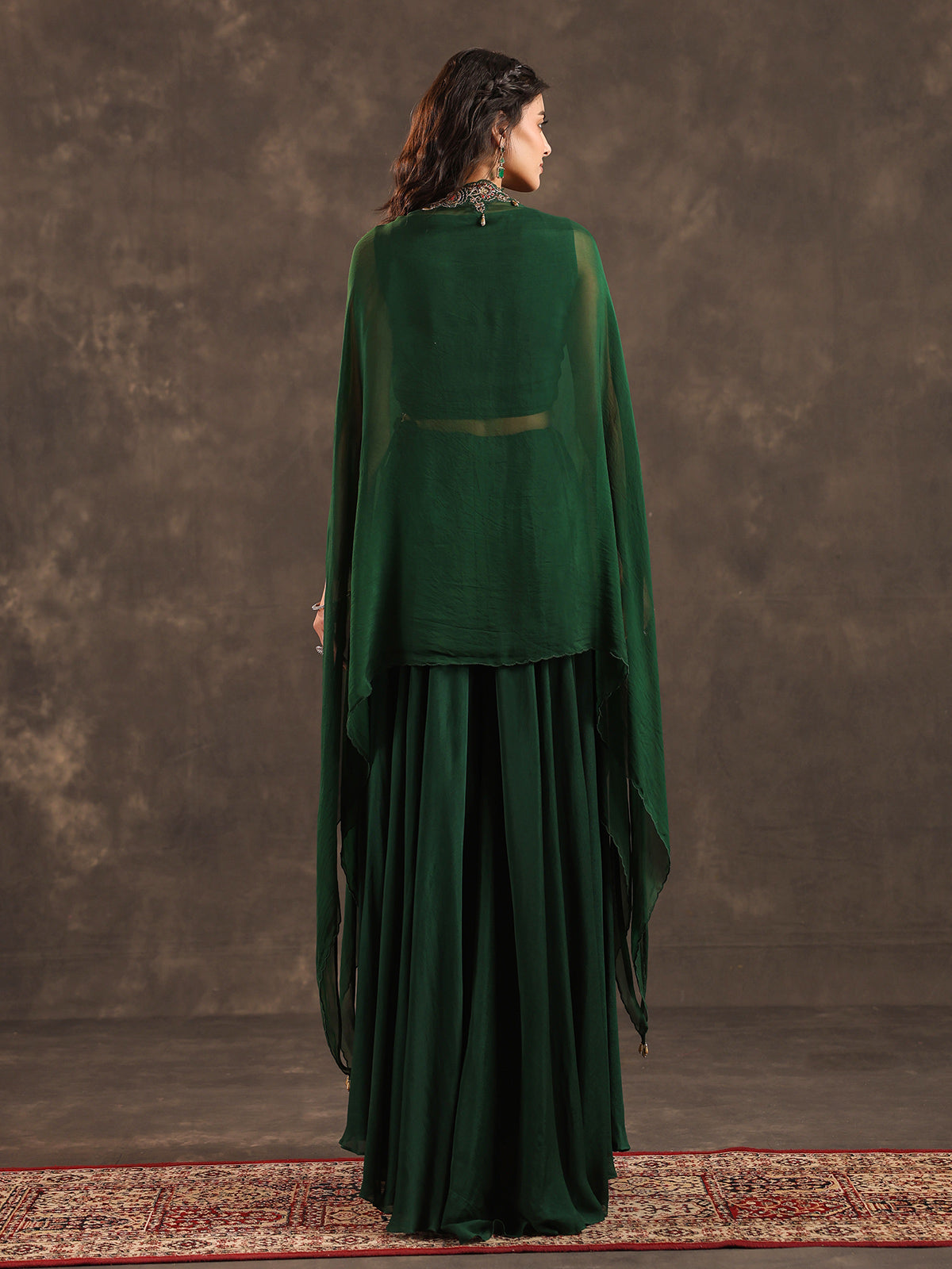 Elegant green viscose crepe palazzo suit with designer shrug