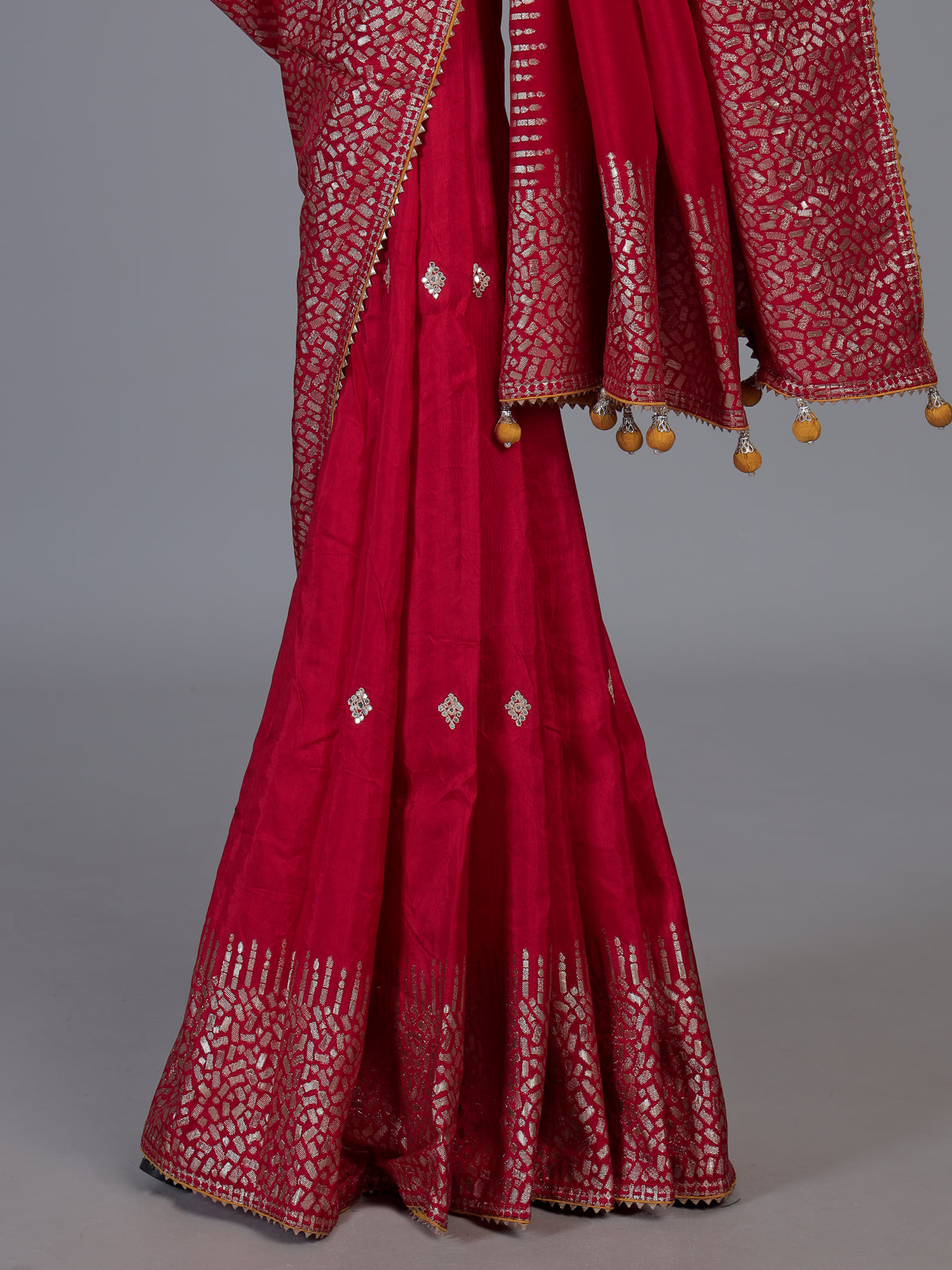 Red dola silk saree with traditional butti pallu work