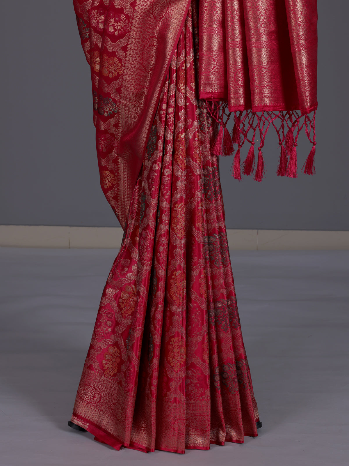 Rani pink women shimmer zari sareeq