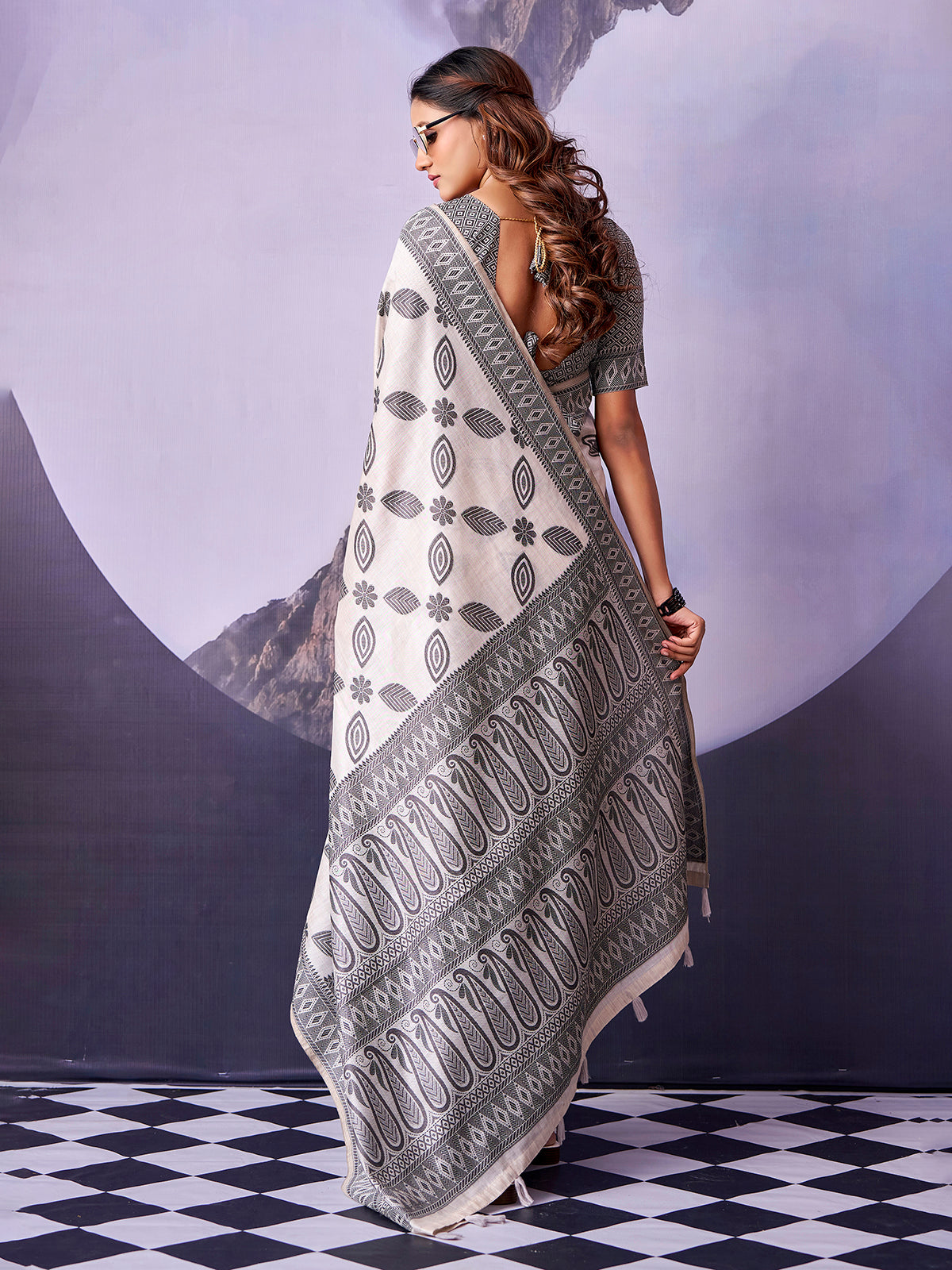 Elegant off white printed saree for women