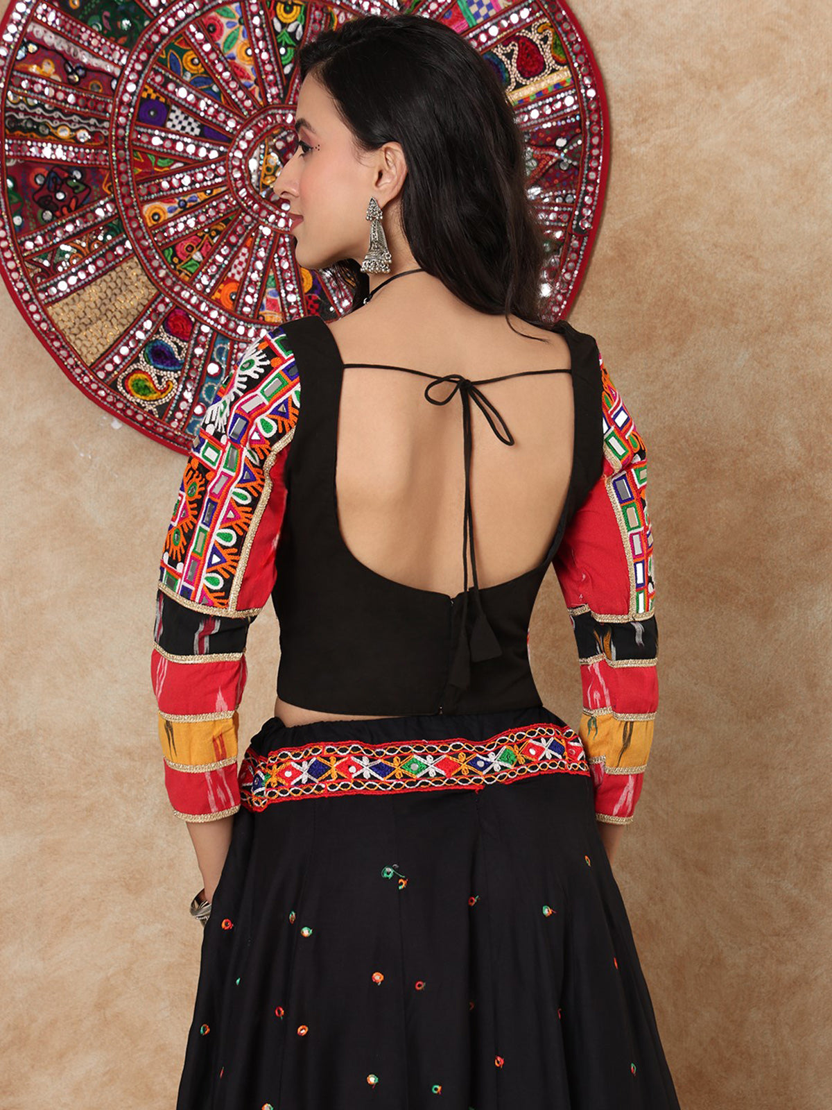 Black thread mirror work sweetheart quarter sleeve blouse design