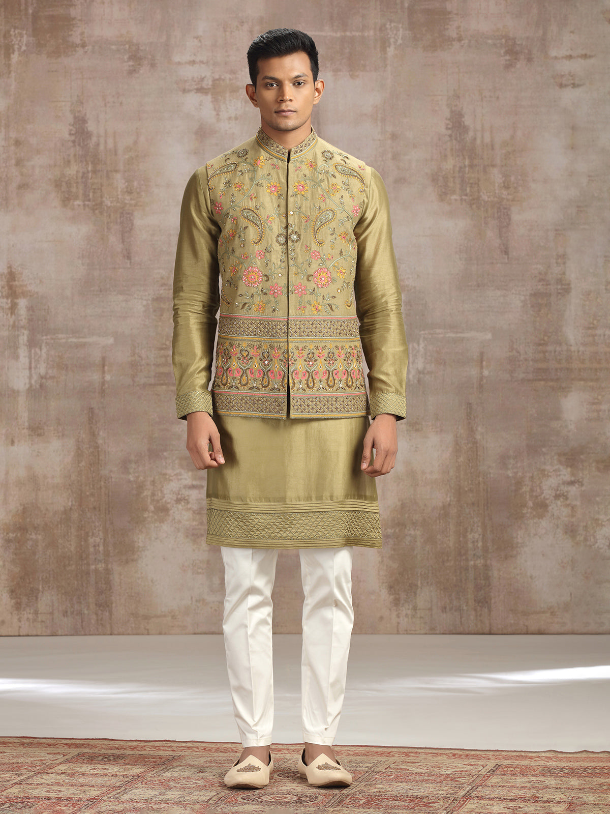 Earth green silk waistcoat set with embroidery