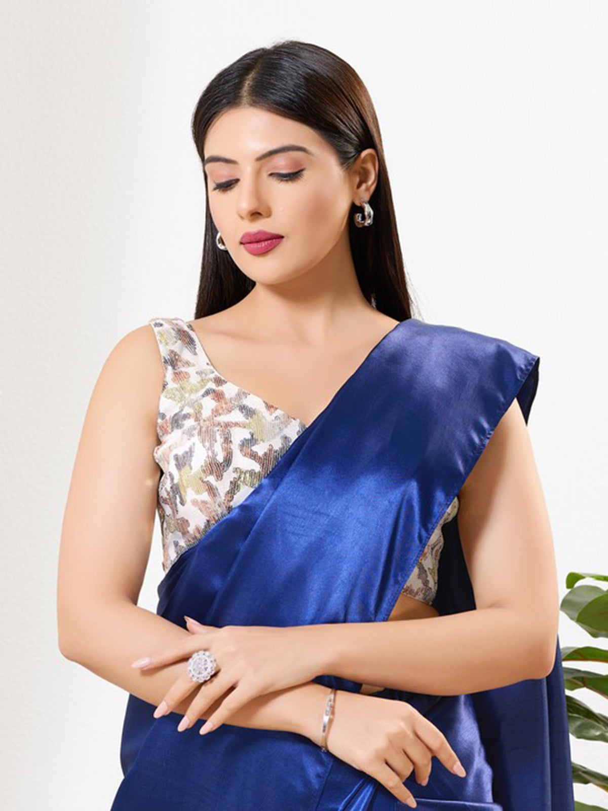 White silk sequins sweetheart neck sleeveless blouse