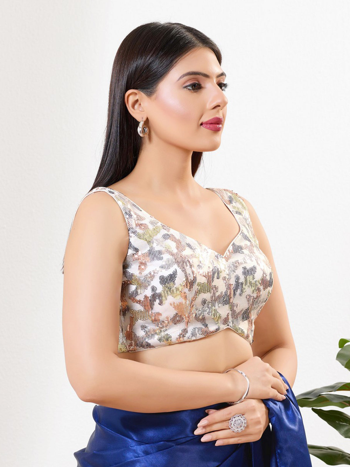 White silk sequins sweetheart neck sleeveless blouse