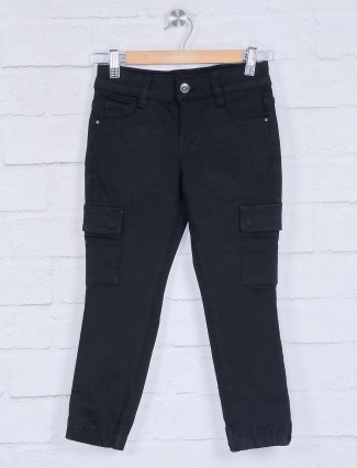 Deal black solid cargo jeans pant