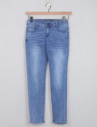 Deal blue denim jeans for women in washed manner