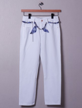 Deal white denim jeans for casual